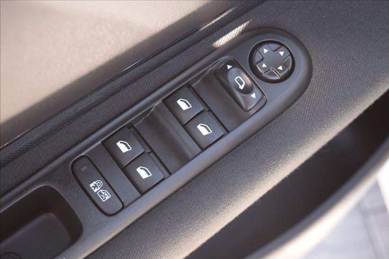 Peugeot 5008 1,6 HDI 84KW AUTOMAT PO SERVIS - fotka 32 z 49