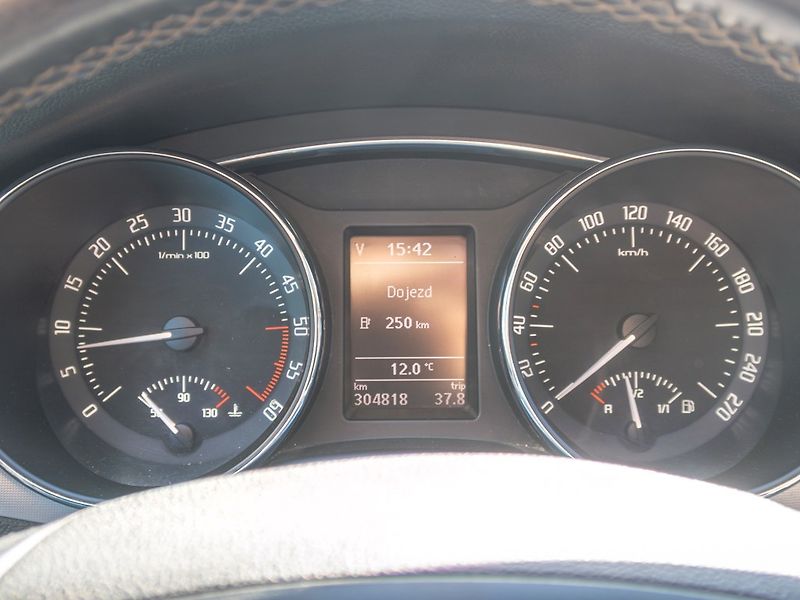 Škoda Superb (2013) ČR 2.0TDI 125KW man – NAVIGACE - fotka 20 z 46