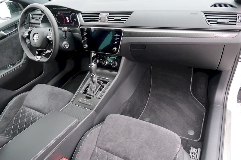Škoda Karoq (2025) SportLine 2,0 TDi /110 kW - fotka 9 z 30