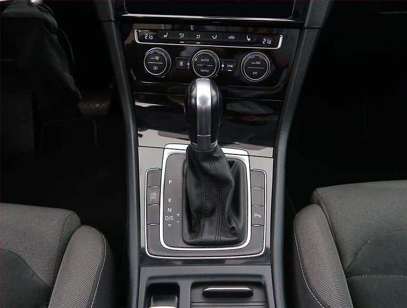 Volkswagen Golf (2018) 1.5 TSI, Automat, Serv.kniha - fotka 13 z 21