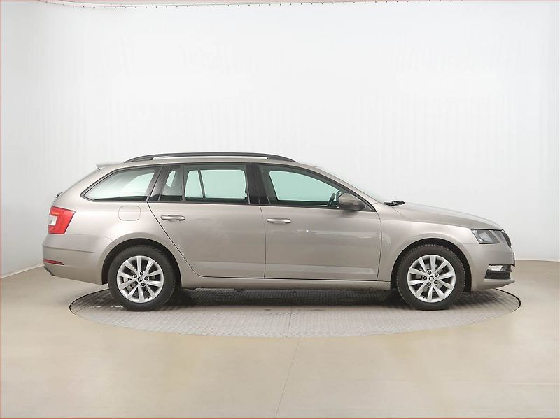 Škoda Octavia (2018) 1.6 TDI, Automat, Tempomat - fotka 6 z 16