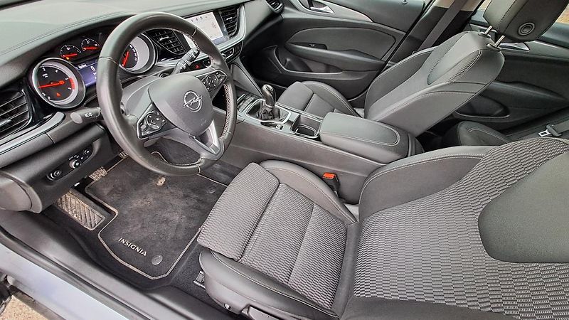 Opel Insignia 1.6 ST EcoTEC BusinessNAVI - fotka 19 z 30