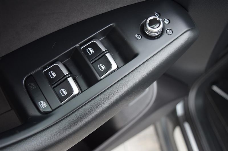 Audi Q5 3,0 V6 180KW S-LINE AUTOMAT - fotka 36 z 57