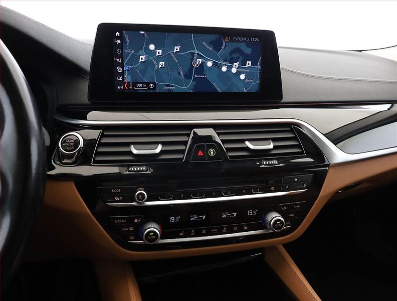 BMW Řada 5 (2018) Luxury Line 530d xDrive - fotka 10 z 18