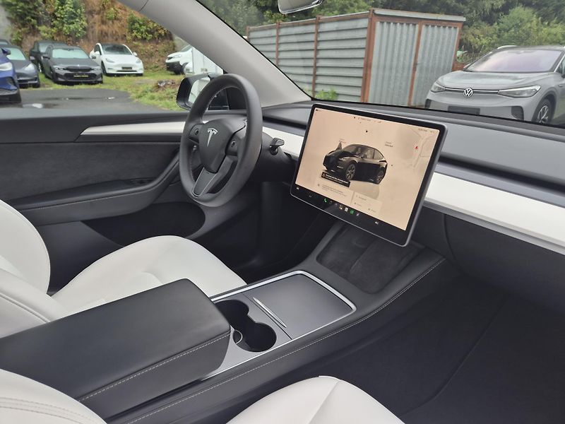 Tesla Model Y ZAMLUVENO ! 220kw TZ 92,5 % - fotka 40 z 48