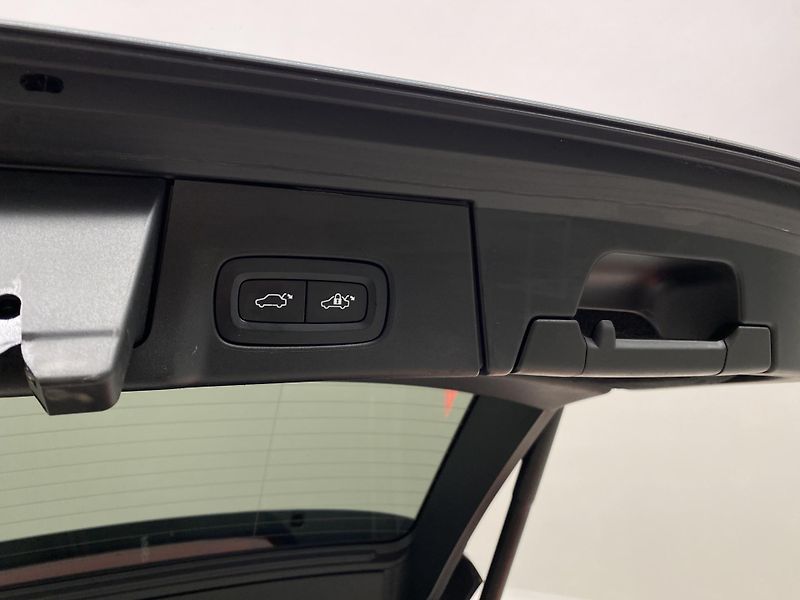 Volvo V90 D4 AWD MOMENTUM AUT  - fotka 31 z 48