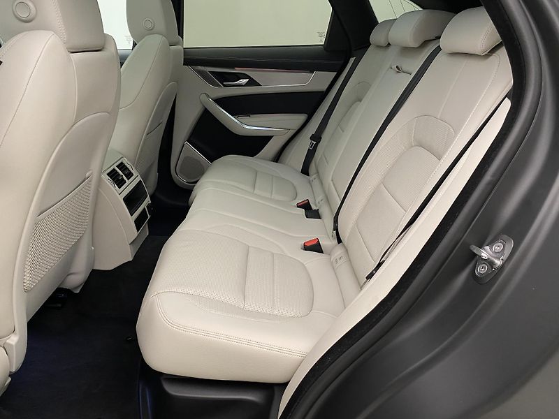 Jaguar F-Pace P250 SE R-DYNAMIC AWD AUT  - fotka 5 z 43