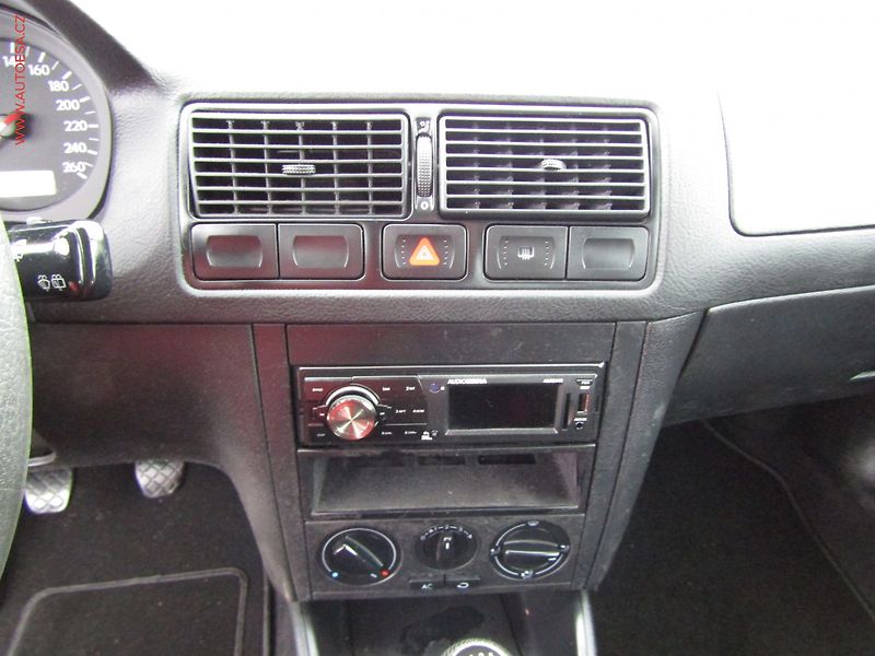 Volkswagen Golf (2003) 1.6 16V, ČR, AC, tažné - fotka 12 z 14