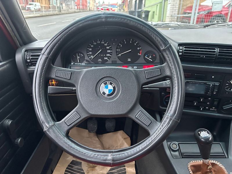 BMW Řada 3 E30-318i/1986/2.maj. garážován - fotka 26 z 50