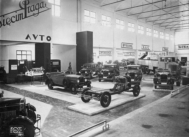 Třínápravové autobusy Tatra T24 patřily mezi cestujícími k velice oblíbeným. Na snímku je autobus z roku 1936.