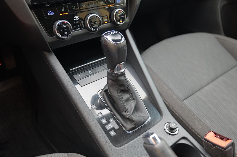 Škoda Octavia 2.0 TDI DSG Kamera Style+ - fotka 25 z 35