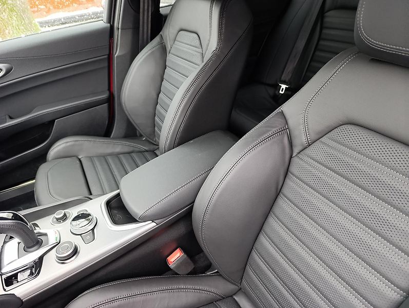 Alfa Romeo Giulia Veloce 2,0 Turbo 280k AWD - fotka 13 z 18