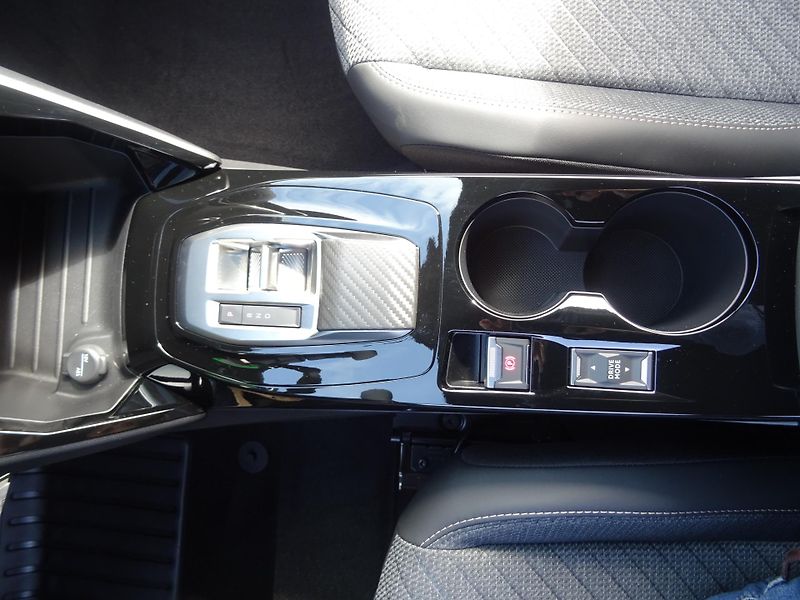 Peugeot 2008 (2026) ALLURE Hybrid 145k e-DCS6 - fotka 32 z 42