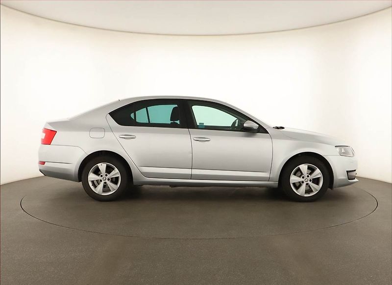 Škoda Octavia (2013) 2.0 TDI, Xenony, Tempomat - fotka 6 z 13
