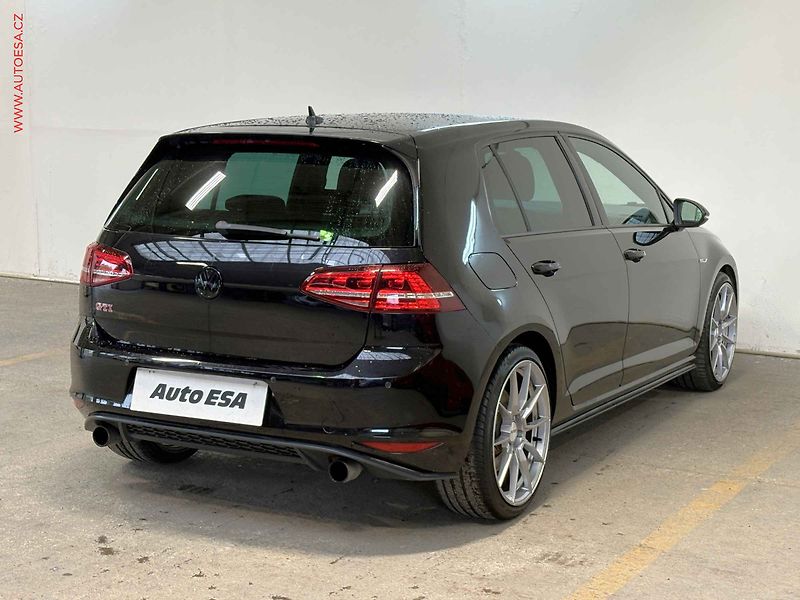 Volkswagen Golf (2015) 2.0 TFSi, GTi, DSG, bixen - fotka 4 z 18