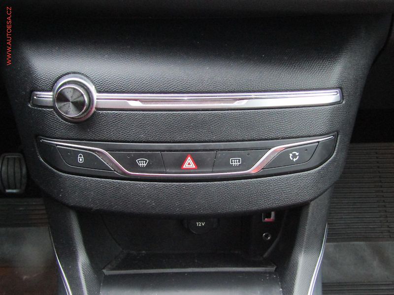 Peugeot 308 (2014) 1.2 PT, ČR, Allure, LED - fotka 15 z 17