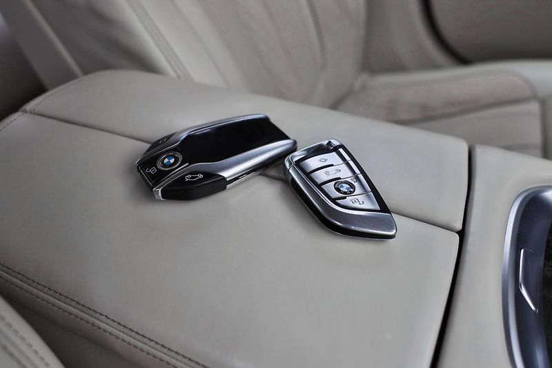 BMW Řada 7 750Li xDrive - fotka 24 z 25