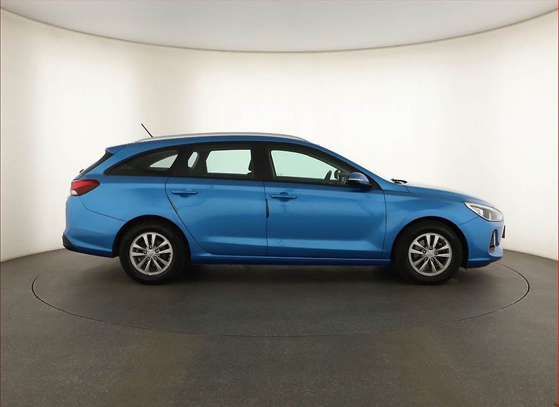 Hyundai i30 (2018) Comfort 1.0 T-GDI, Serv.kniha - fotka 6 z 13
