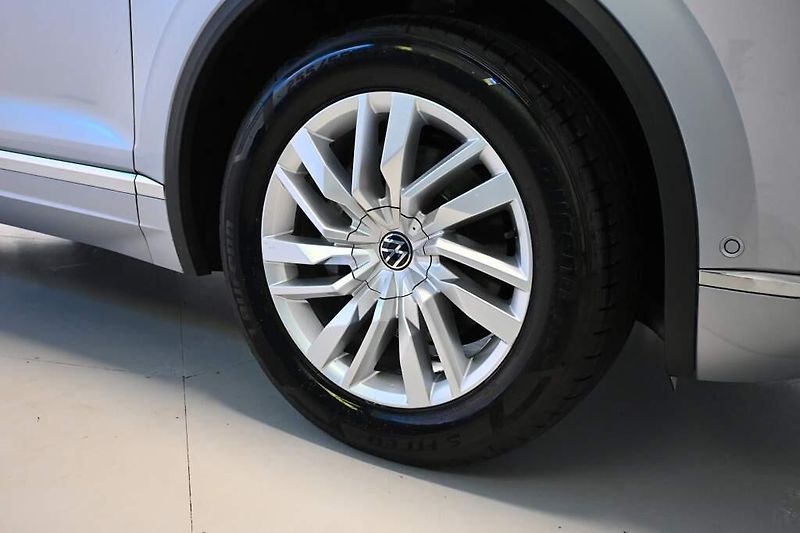 Volkswagen Touareg (2022) 3.0 4Motion LED ACC Vzduch Taž - fotka 32 z 34
