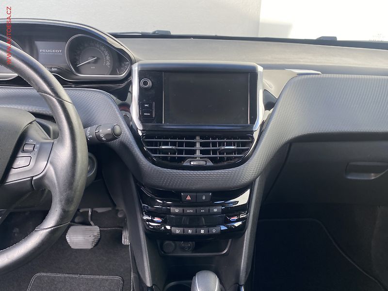 Peugeot 2008 (2016) 1.2PT, Allure, AT, navi - fotka 12 z 18