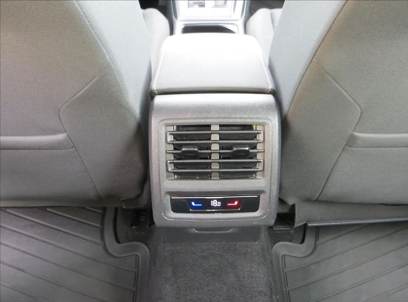 Volkswagen Golf 1,0 TSI Life 81kW DSG - fotka 23 z 24