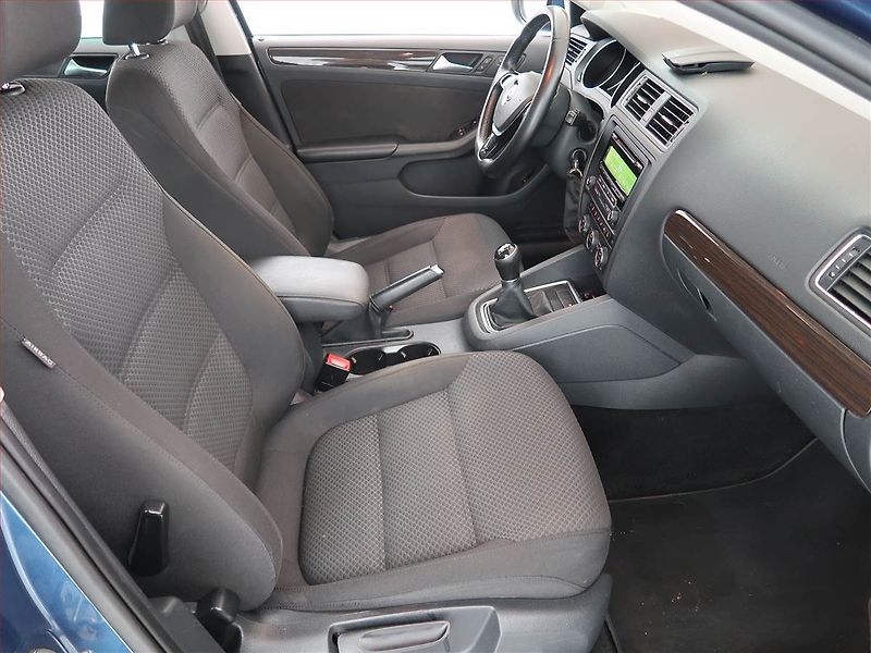 Volkswagen Jetta (2015) 1.2 TSI, Serv.kniha - fotka 9 z 18