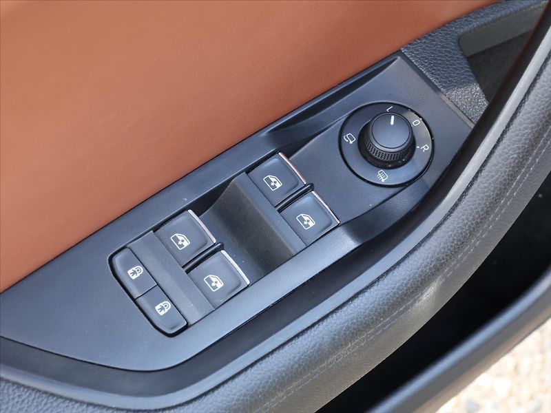 Škoda Superb 2,0 TDI DSG CZ L&K 1.Maj DPH - fotka 15 z 29