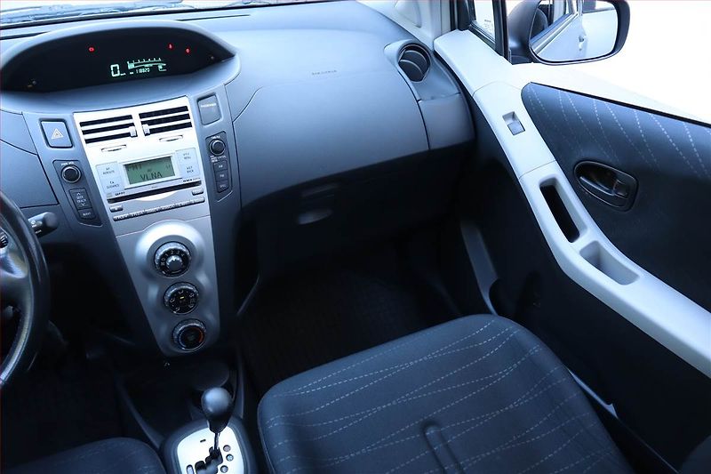 Toyota Yaris (2007) 1.3 VVT-i, Automat - fotka 8 z 17