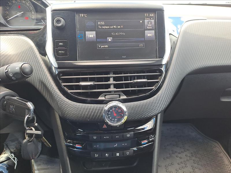 Peugeot 2008 1,2 THP SERVISKA,KOUPENO CZ - fotka 13 z 16