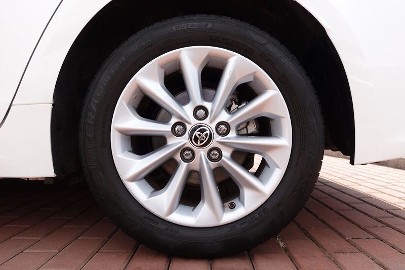 Toyota Corolla 1,8HSD Comfort + Style - fotka 8 z 31