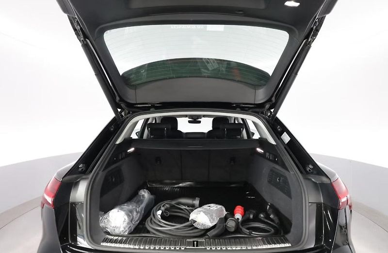 Audi Q8 e-tron 55 Q Kamera Tažné LED Vzduch - fotka 26 z 27