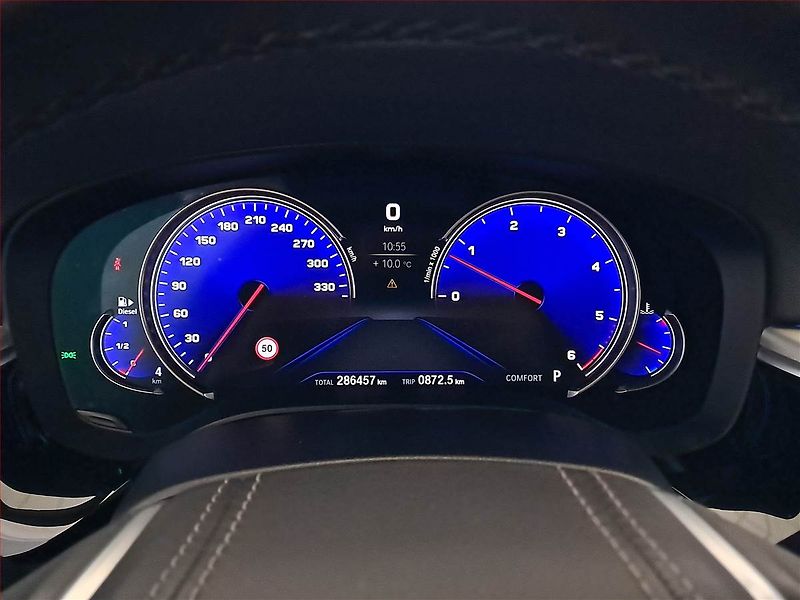 BMW Řada 5 (2017) Sport Line 530d xDrive, 4X4 - fotka 11 z 23