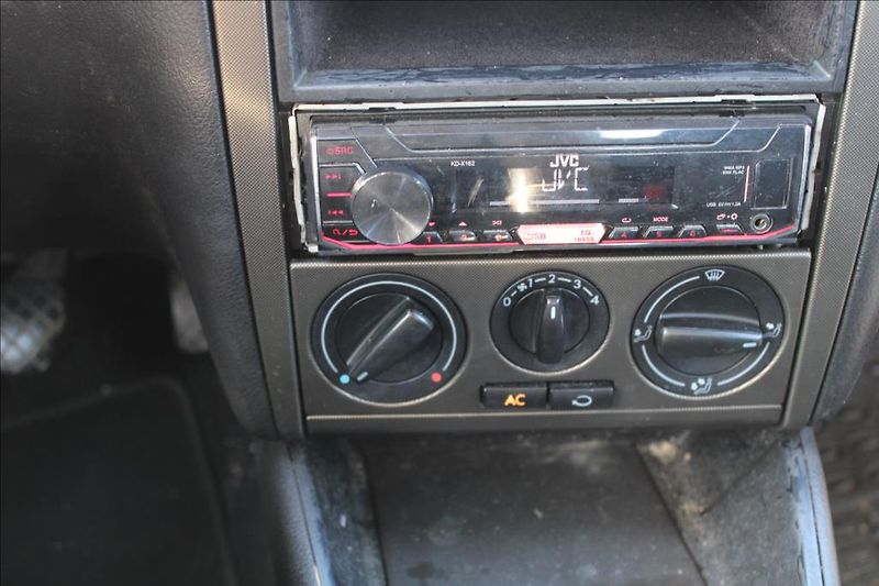 Volkswagen Bora 1,6 i  KLIMA, STK 7/2027 - fotka 15 z 19