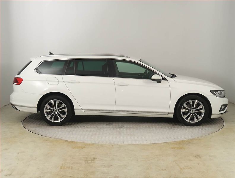 Volkswagen Passat (2020) 1.5 TSI, Automat, Kůže, Navi - fotka 6 z 19
