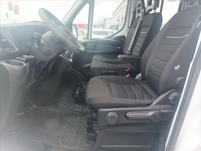 Iveco Daily 2,3   35S16A8D 7 míst - fotka 9 z 22