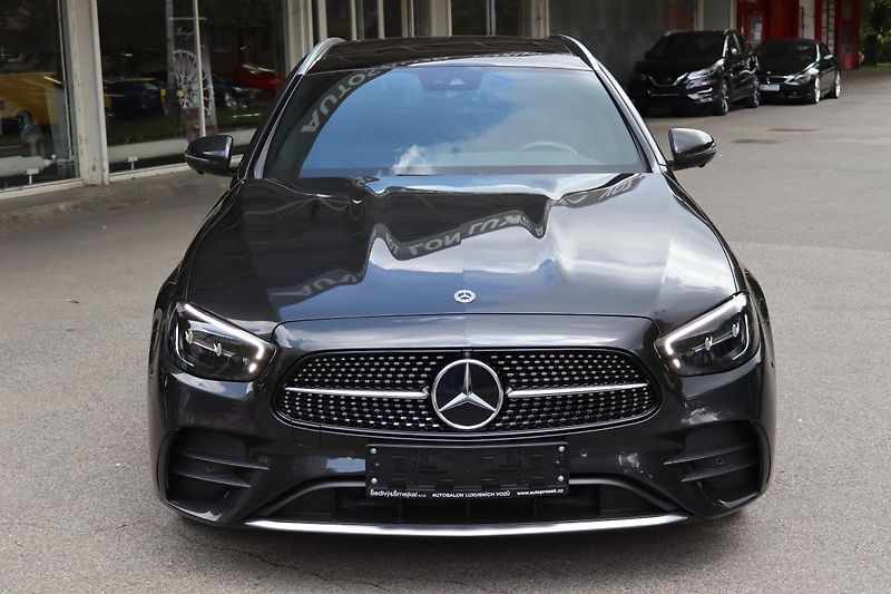 Mercedes-Benz Třídy E E 300D 4MATIC KOMBI AMG 195kW - fotka 2 z 50