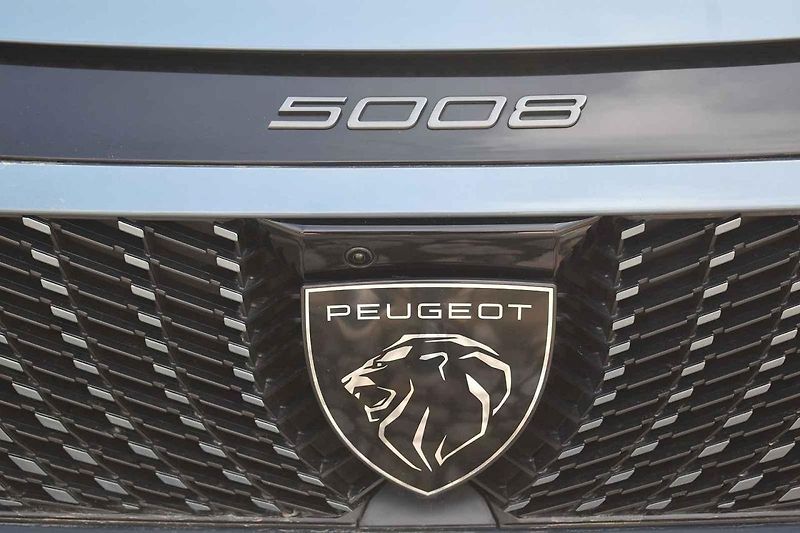 Peugeot 5008 v nové generaci narostl.