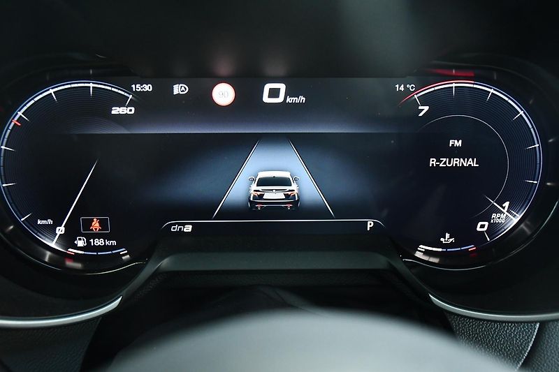 Alfa Romeo Giulia 2,0T 16V 206kW AT8-Q4 VELOCE - fotka 26 z 48