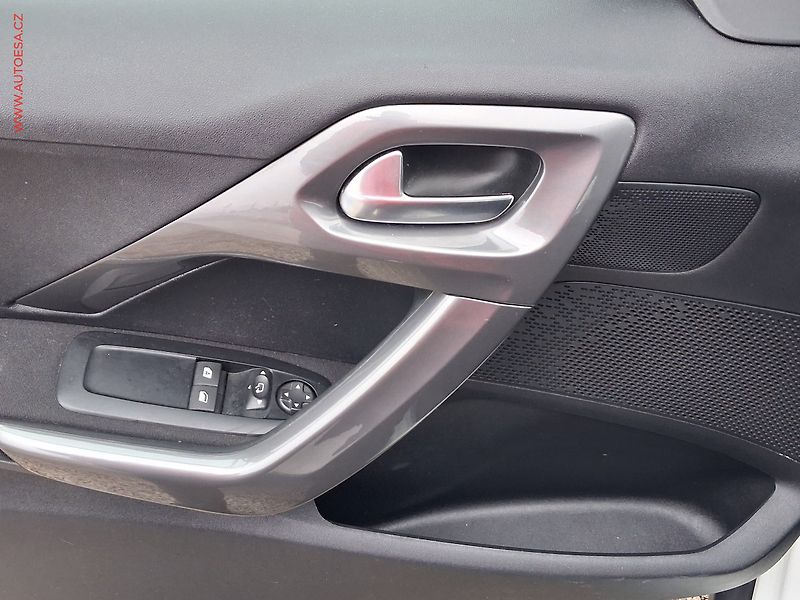 Peugeot 2008 (2017) 1.2PT, ČR, servis.kniha - fotka 11 z 20