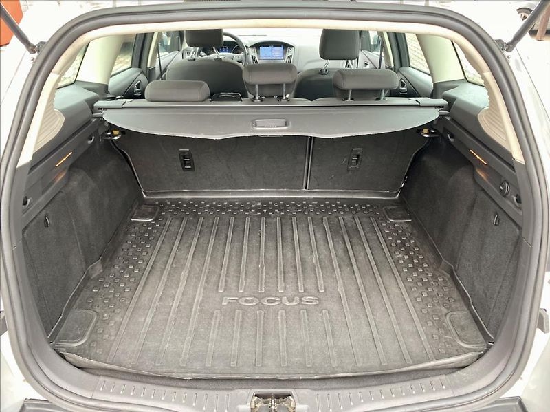Ford Focus 1,5 TDCi NAVI VÝHŘEV - fotka 14 z 43