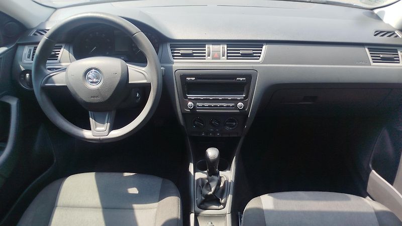 Škoda Rapid (2014) 1.2 TSi  top stav  - fotka 23 z 27