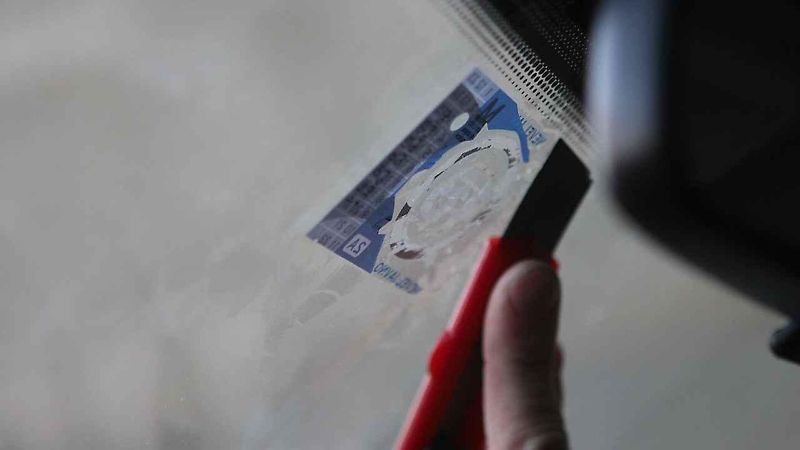 Z ohleduplnosti k čelnímu sklu jsme začali plastovou škrabkou