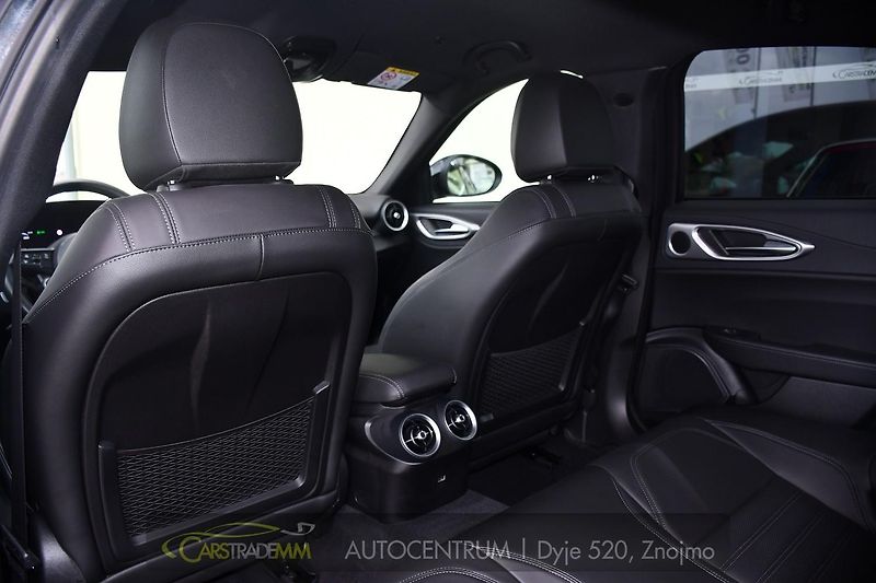 Alfa Romeo Giulia 2.0T 16V 206kW VELOCE AT8 Q4 - fotka 12 z 53