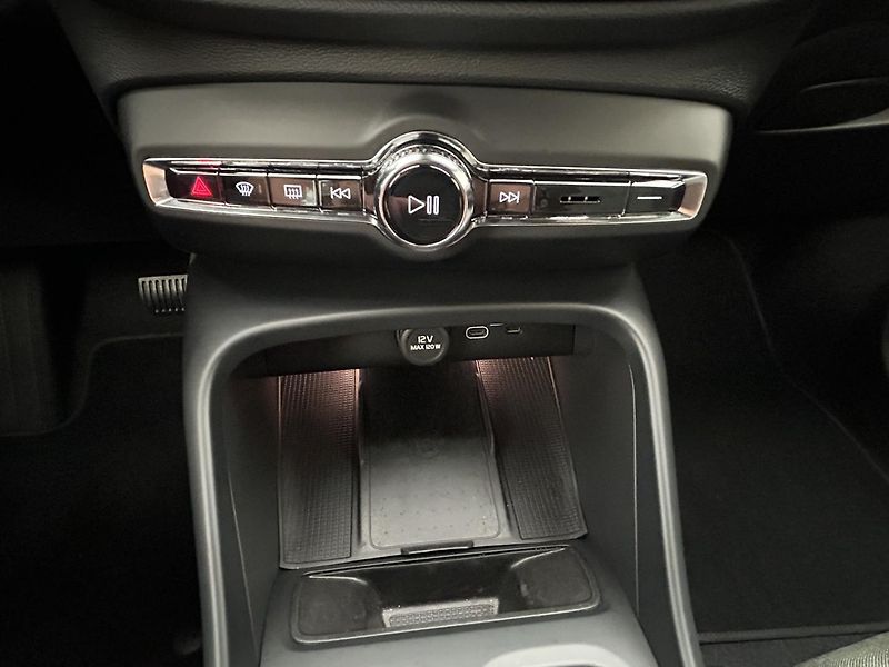 Volvo XC40 2.0 B3 CORE - fotka 24 z 28