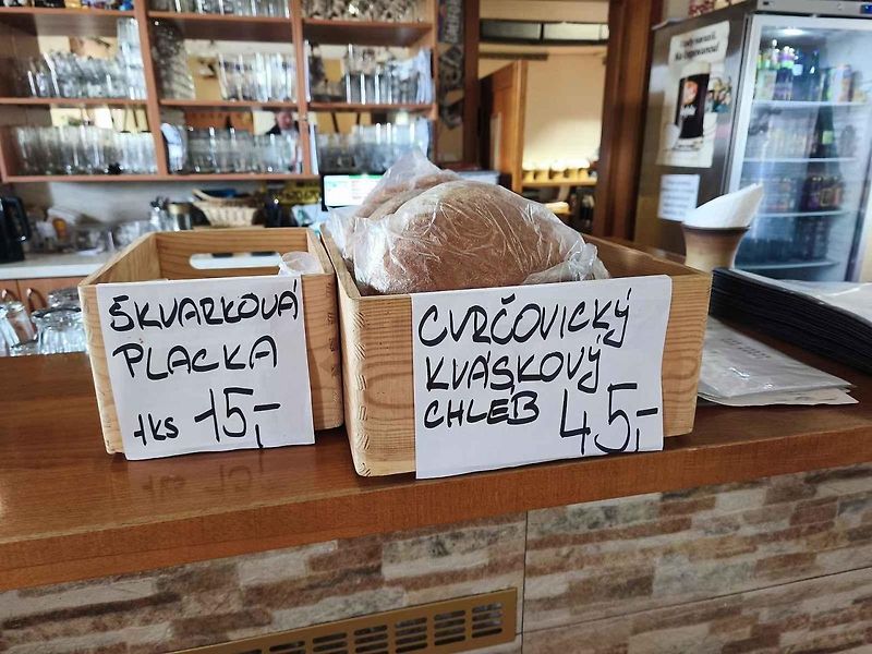 Ochutnali jsme pečenou krkovičku s opečeným bramborem za 125 korun.