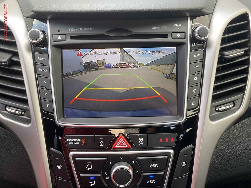Hyundai i30 (2015) 1.6 CRDi, Trend, navi, kamera - fotka 18 z 19