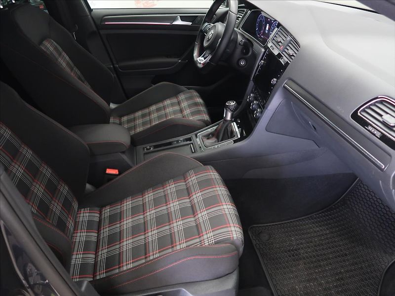 Volkswagen Golf 2,0 TSI 180kW GTI Performance - fotka 13 z 41