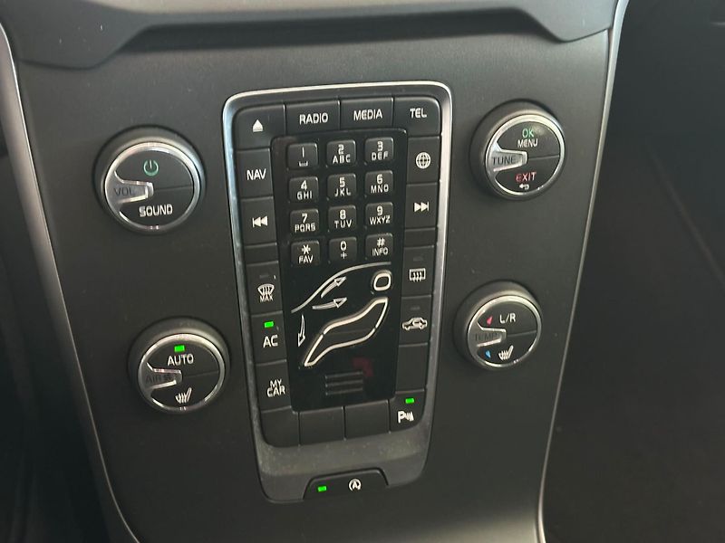 Volvo V40 2.0 D2 88kW, Full LED, NAVI - fotka 14 z 18