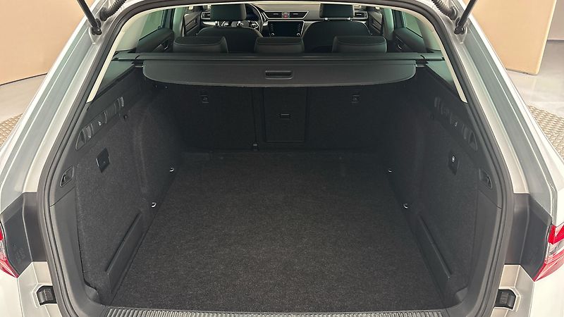 Škoda Superb 2.0 TDI DSG Style Combi - fotka 17 z 28