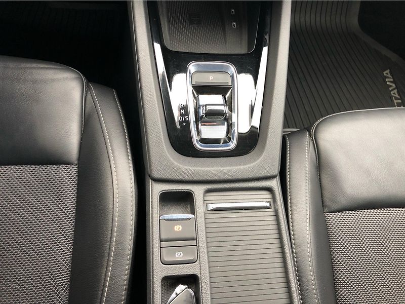 Škoda Octavia Combi 2.0 TDI STYLE  DSG 7° - fotka 23 z 29